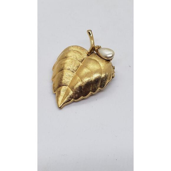 Vintage Brooch Leaf With Faux Pearl Gold Tone Opens Locket Stash Perfume Avon - Picture 2 of 10